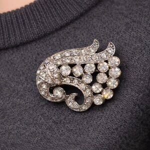 Elegant Authentic Vintage Rhinestone Fur Clip / Brooch – Silver Tone